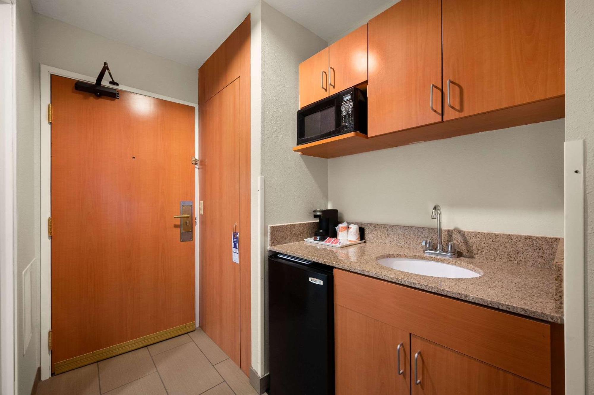 Comfort Inn & Suites Fenton Екстериор снимка